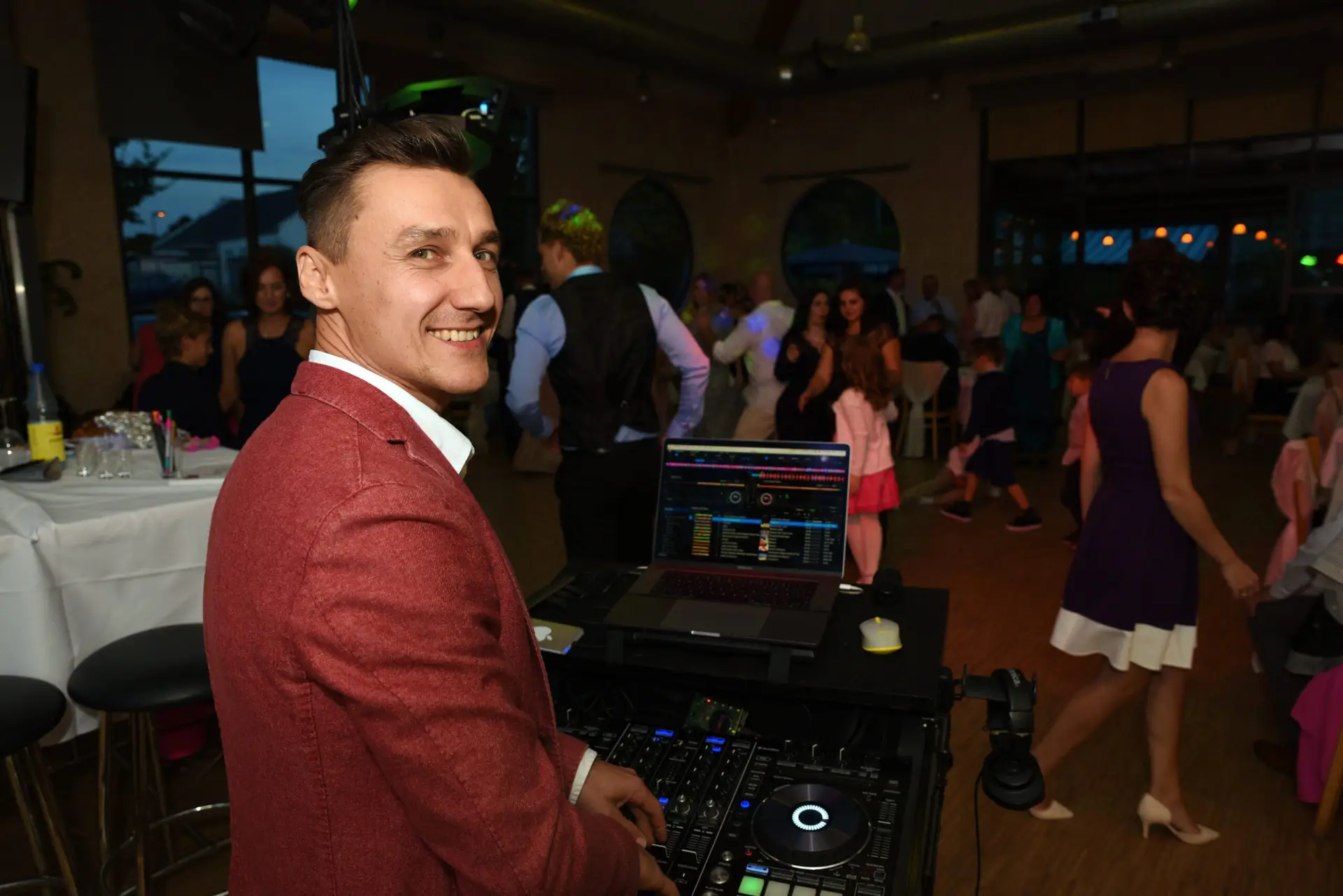 Stimmung auf der Tanzfläche bei einem Firmen-Event mit DJ Dimitry – DJ für Hochzeiten