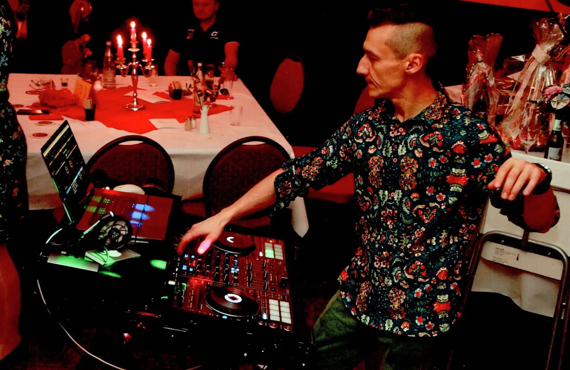 DJ Dimitry partylaut heizt die Partymeute in Düsseldorf